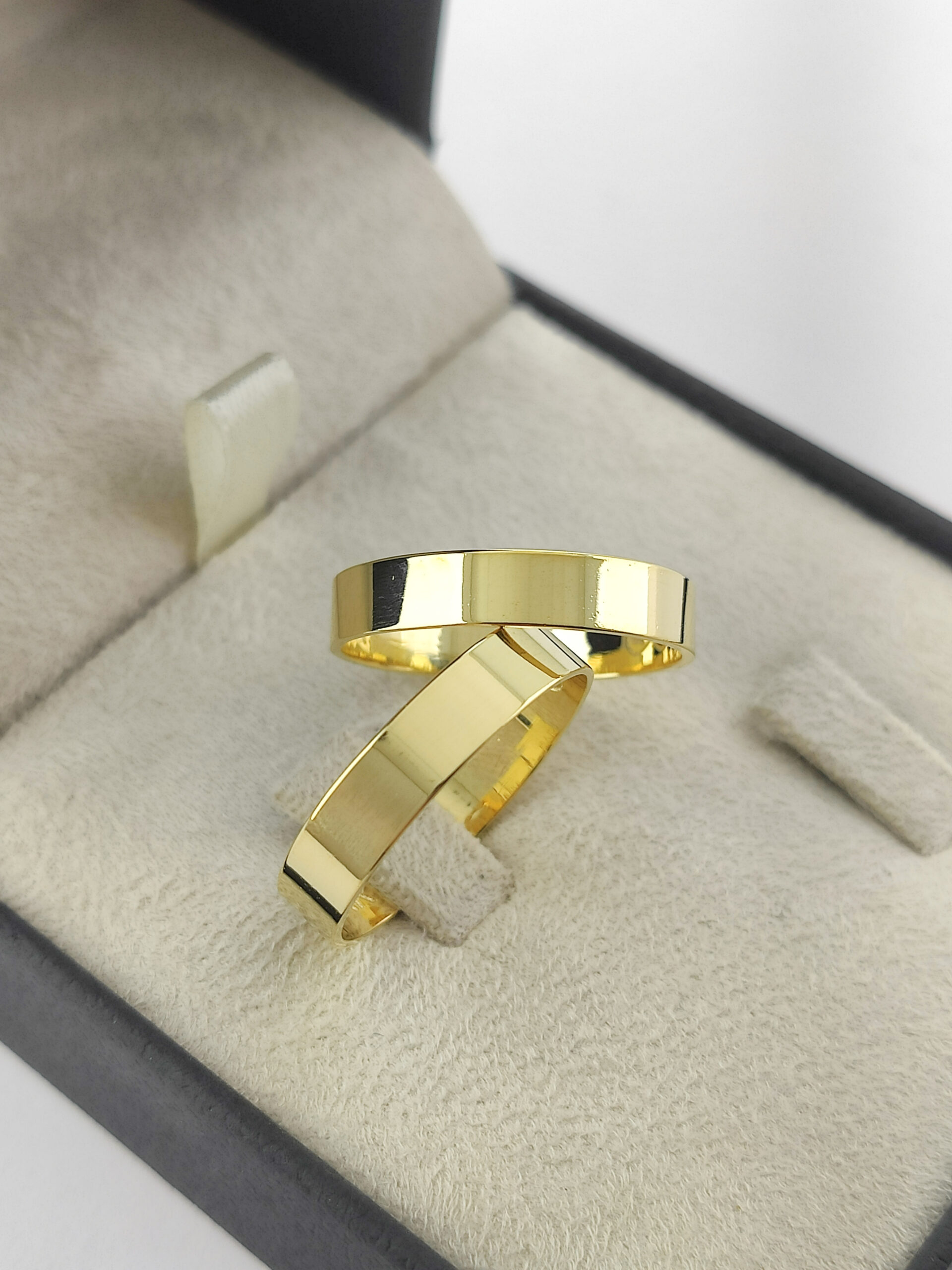 Alianças de casamento 4mm lisas de ouro - Imagem 3